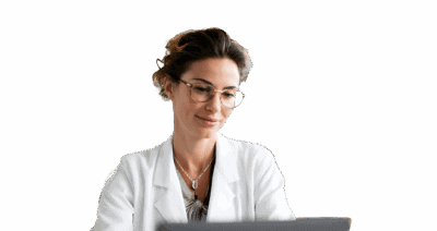 Eine Ärztin in weißem Kittel mit Brille, die auf einem Tablet arbeitet, symbolisiert medizinische Beratung und Gesundheitsthemen im Zusammenhang mit Operationen.