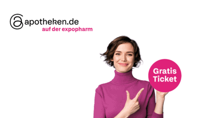 Lächelnde junge Frau im pinken Rollkragenpullover zeigt auf einen rosa Kreis mit dem Text "Gratis Ticket"; links darüber steht "apotheken.de auf der expopharm".